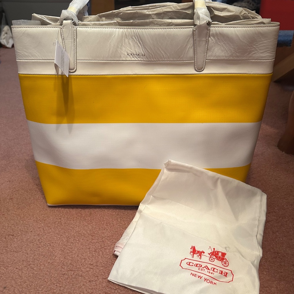 NIB COACH CANVAS TOTE SUNGLOW/WHITE - Picture 3 of 5